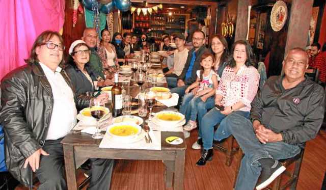 Daniel David Serrano Hernández con su grupo de familia.