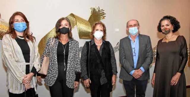 María del Pilar Joves, Olga Lucia Hurtado Gómez, Elvira Escobar de Restrepo, Álvaro Uribe Mejía y Ceci Arango.