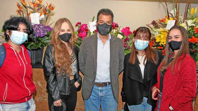 Estefanía Betancur, Laura Michelle Giraldo, Wilson Escobar, Alejandra Ramírez y Catalina Álzate.