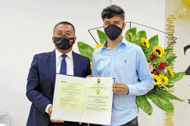 Grado Tecnología en manejo de sistemas de agrobosques a Juan Camilo Flórez Quintero, entrega el título Juan Carlos Loaiza Serna,