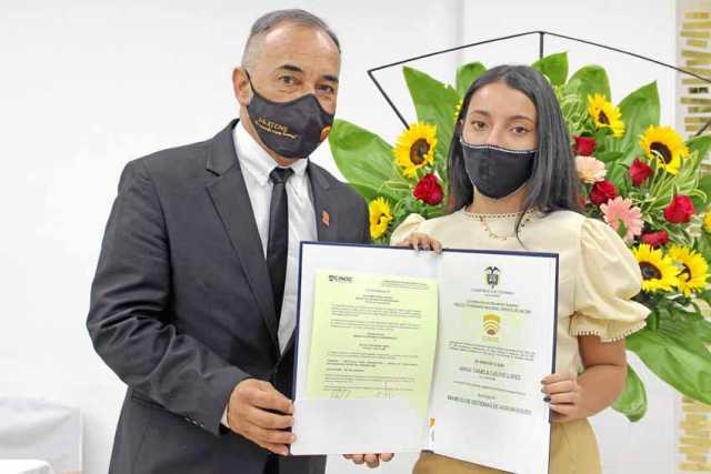 Grado Tecnología en manejo de sistemas de agrobosques a Angie Camila Galvis López, entrega el título Nicolás Otálvaro Trejos, vi