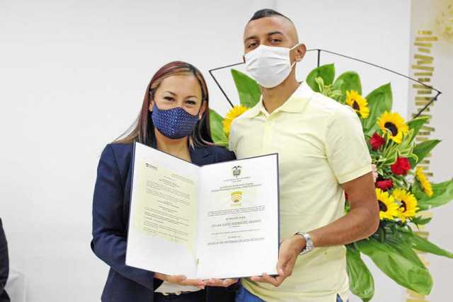 Grado Tecnología en manejo de sistemas de agrobosques a Julián David Rodríguez Arango, entrega el título la coordinadora de Bien