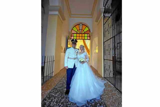 Los novios posan a la salida de la basílica