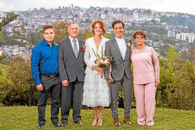 los novios acompañados por la familia de Juan Augusto. Sergio Cardona García, Darío Augusto Cardona Salazar y María Luisa García
