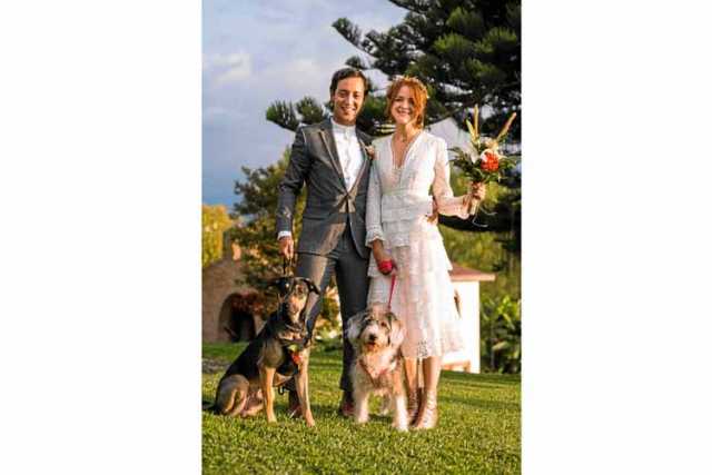 Juan Augusto y Laura con sus mascotas  Draco y Martina 