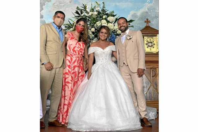 Los novios en compañía de los padrinos de la boda, Fabio Pérez y Jineth Londoño