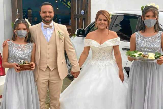 Sara Londoño, los novios e Isabella Pérez, las damitas de honor.