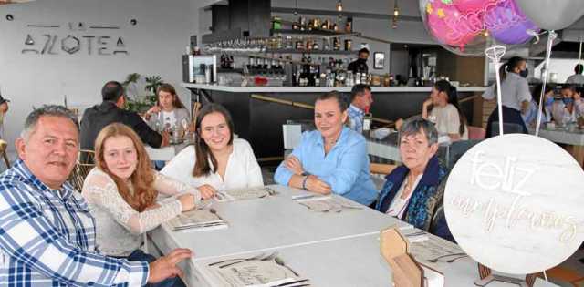 En el restaurante La Azotea celebraron con un almuerzo el cumpleaños de Juanita Muñoz Giraldo, la acompañaron: Óscar Muñoz Henao