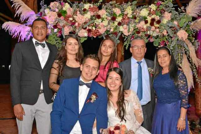 Giovany Moreno, Brygeth Gutiérrez, Melany Amariles, Didier Amariles y Elizabeth Morales acompañan a Jhonny Gutiérrez y Karol Fra
