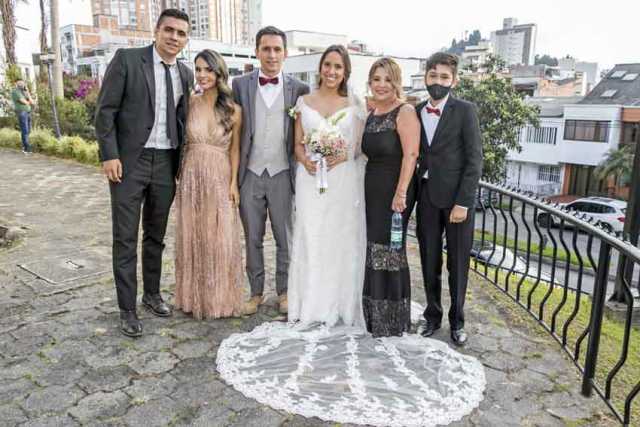 Luis Alejandro y Marcela a acompañados Juan Felipe Alzate, Mariela Carmona, Liliana Gomez y Simón Alzate. 