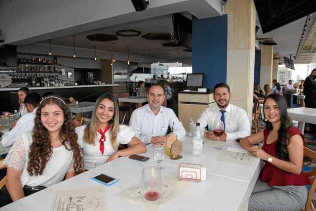 En el restaurante restaurante la Azotea, se reunieron para pasar un almuerzo agradable Laura Giraldo Díaz, Ana María Giraldo Guz