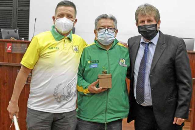 El concejo de Manizales reconoció a la Liga Caldense de Fútbol, entregó el pergamino el concejal Martín Sierra Quiroz a Fabio Al