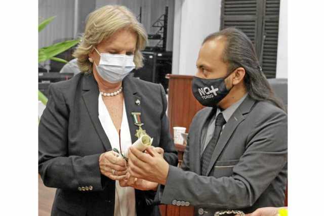 John Hemayr Yepes Cardona hizo entrega del reconocimiento Gran Orden Grado Caballero a Elvira Escobar de Restrepo.