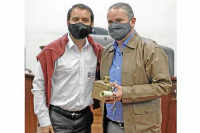 Nota de estilo para José Diego Ocampo Rincón, hizo la entrega el concejal Hernando Marín García.