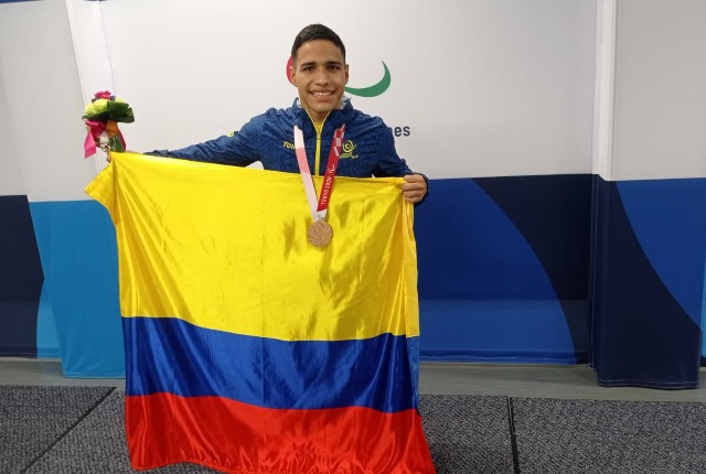 1 bronce: Carlos Serrano (natación).
