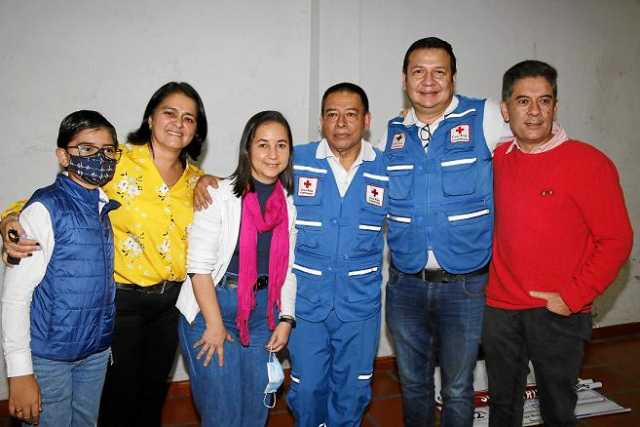 Jorge Enrique acompañado por Mateo Morales, su hijo; Liliana López Rivera su esposa, Luz Adriana Pineda Voluntaria; Jaime Eduard