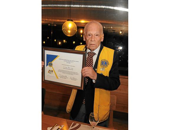 Homenaje al señor Carlos Alberto Acostá, fundador del Club de Leones Manizales Chipre hace 50 años.
