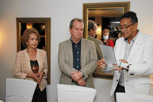 Offir López, presidenta Senado Manizales; Nicolás Restrepo, director de LA PATRIA, recibe la placa conmemorativa de manos del se