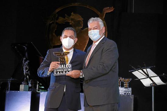 El reconocimiento de Responsabilidad Social fue para Finanfuturo y recibió el galardón Orlando Jaramillo de manos de Jaime Alber