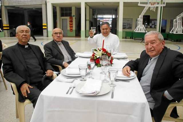 Presbíteros Pedronel Alzate, Willian Aldana, Gustavo Adolfo Álvarez y Gustavo Gil.