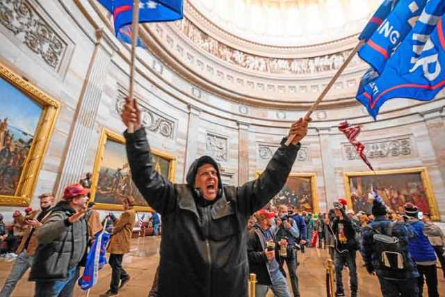 Algunos de los manifestantes lograron acceder al pleno de la Cámara de Representantes e incluso uno se sentó en uno de los sitio