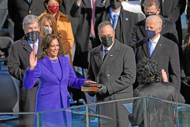 Kamala Harris toma juramento sobre dos biblias. para ocupar la Vicepresidencia de los Estados Unidos 