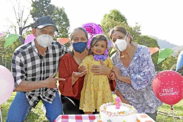 Los abuelos con la homenajeada Silvio Villa, Berta Sánchez y Gloria Inés López.