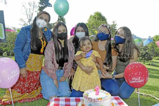 Las primas de Sofía en la foto: Esperanza González, Catalina Ospina, Laura Ospina, Lina Marcela Villa y Diana María Villa.