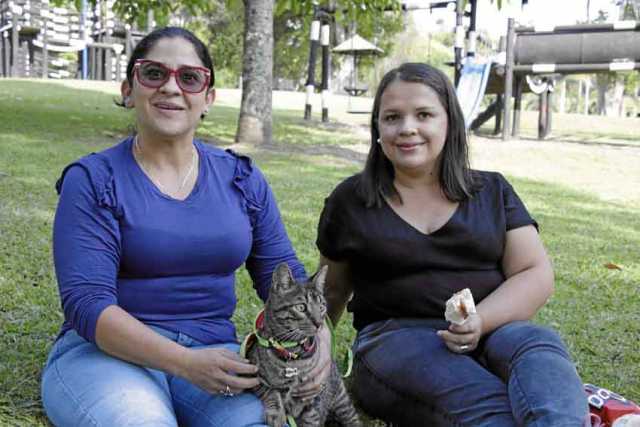 Soraida Peláez y Milena Holguín fueron con su gato Poncho para que se relajara.