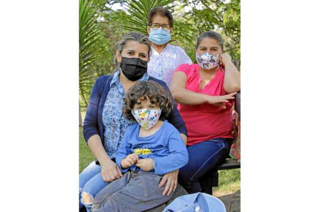 María Lucía Vásquez, Olga María Muñoz, Luz Miriam Muñoz y Julián Pascual Saez