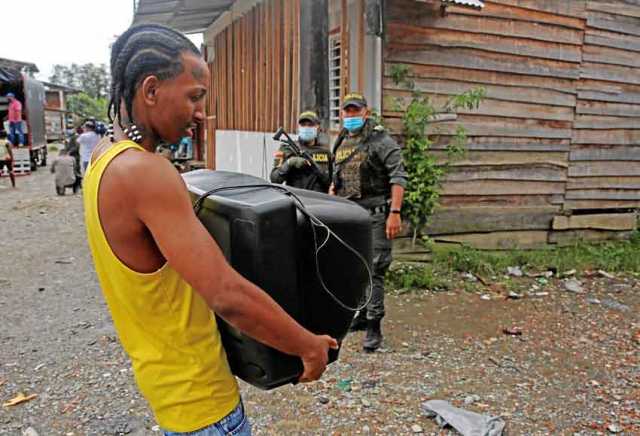 Los vecinos del barrio Juan XXIII se desplazan con sus enseres. 