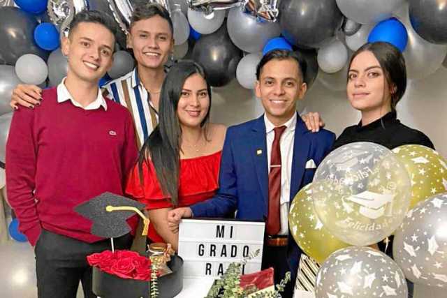 Celebró con (a la izquierda) Alejandro Echeverri, David Rodríguez, Sara Rivero, (a la derecha) Alejandra López.