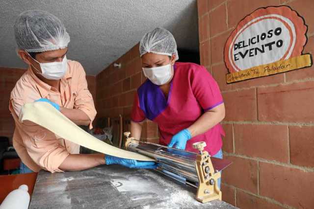 Los esposos Maryann Flores y José Acosta trabajan preparando comida para eventos desde su casa en Bosa. 