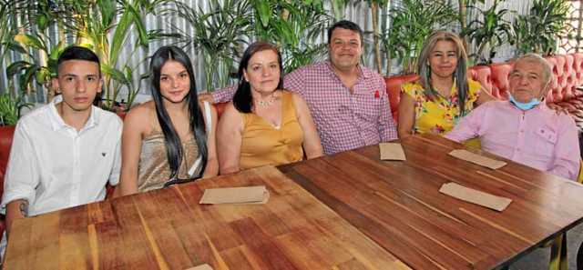 Elsa Ruby Marín (tercera en la foto) celebró un año más de vida con Juan Diego Cortés, Sofía Muñoz Henao, Jhon Jaime Muñoz, Lucí