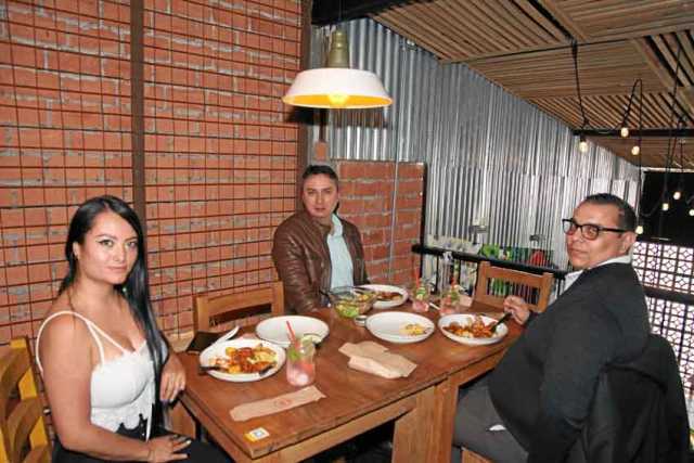 En el cumpleaños de Juan Carlos Piedrahíta Ocampo (centro ) lo acompañaron Diana Lucía Díaz y Taul Ronel Villada Castaño.