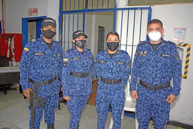 Auxiliar Jhon Hernández Messa junto con los dragoneantes Adriana Rosao Vera, Andy Rebolledo Castellanos y Jhon Home Jaimes