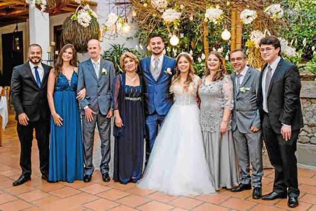 En la foto familiar los acompañan sus padres y hermanos: Jhonatan Gil, Carolina Gil Silva, Alonso Gil, Luz Dary Silva, Luis Gil 