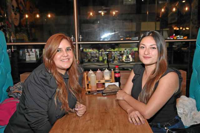 Lorena Obando Pava y María Camila Blandón Gutiérrez, en el restaurante Don Ramón