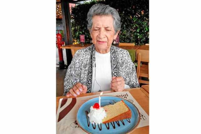 “Celebrando la vida de mi adorada madre Ana Montes. Has sido muy importante en nuestras vidas.” Sus hijos.