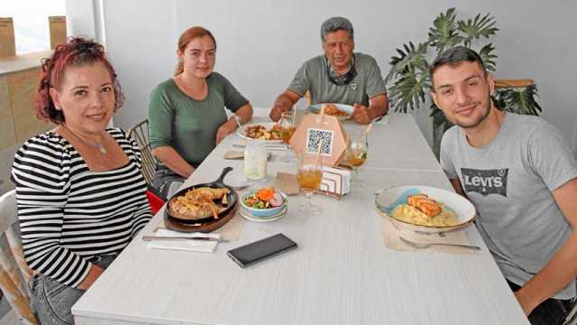 El grupo de trabajo Ideas Constructivas se reunió para almorzar. Victoria Eugenia García, Elsa Osorio Toro, Carlos Tabares Loaiz