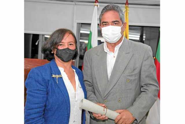 Adela María Ceballos Peñalosa entrega Resolución a Jorge Hernán Botero Restrepo, director comercial, por los 100 Años del periód