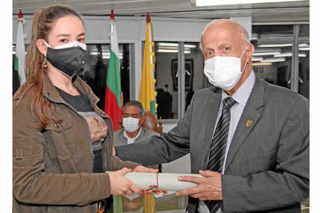 Óscar Gaviria Valencia entrega Resolución de duelo a Isabel Cristina Echeverry Ocampo.