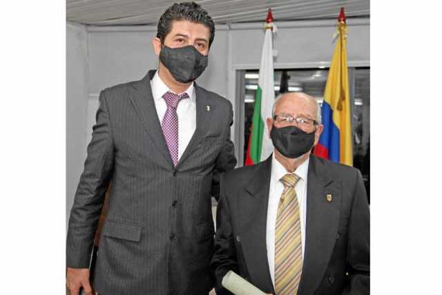 Carlos Arturo Castañeda García entrega Resolución a José Ernesto Quintero Gil.