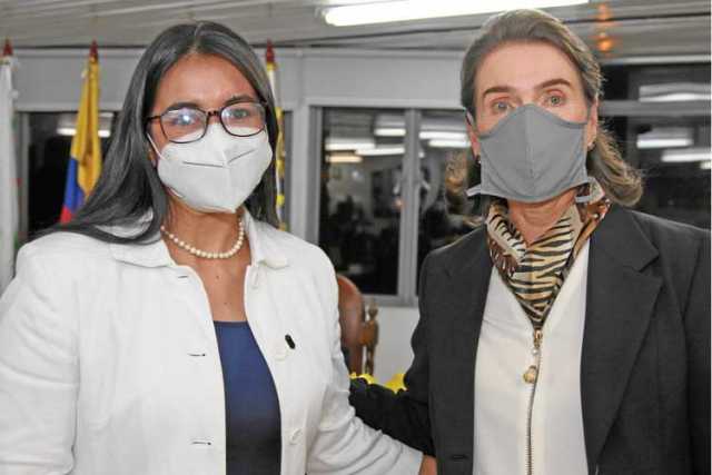 Luz María Ocampo Cruz entrega el escudo de la Sociedad a Mónica González García.