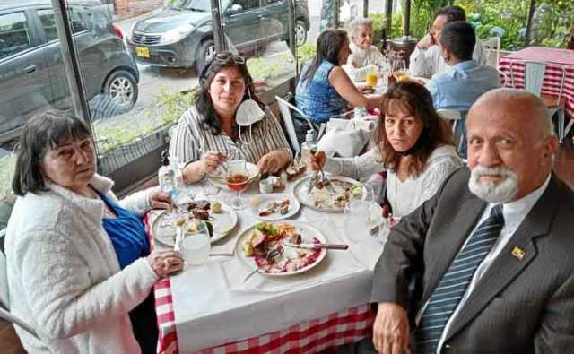 En el restaurante italiano Spago se reunieron para celebrar el día del padre Jacinta Gallo, Claudia Patricia Gaviria Gallo, Soni