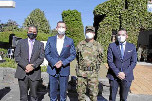 Óscar Alonso Vargas, presidente de la Asamblea de Caldas; Luis Carlos Velásquez, gobernador de Caldas; teniente coronel Eduar Ma