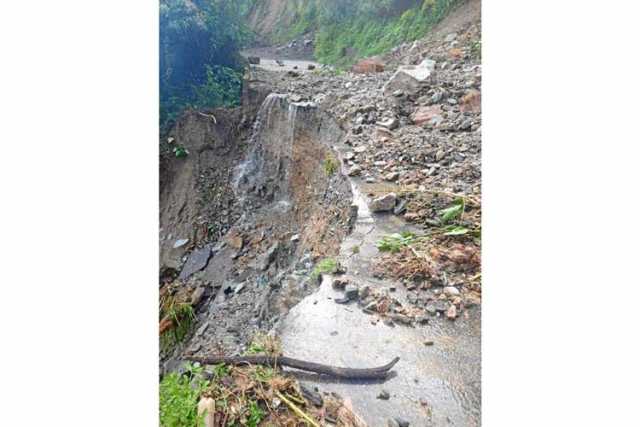 La huida de los campesinos se ha visto dificultada por las fuertes lluvias que han provocado derrumbes en carreteras.
