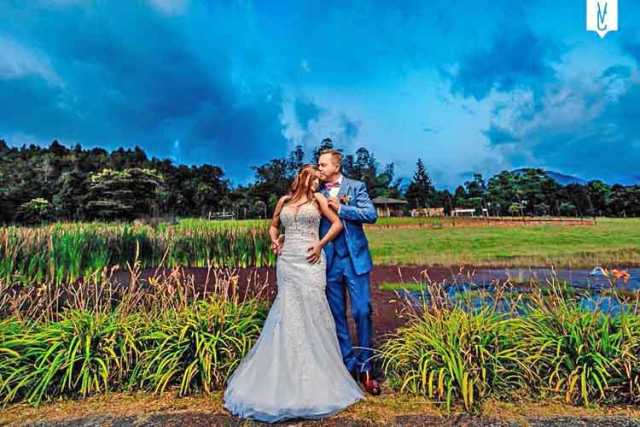 Los nuevos esposos aprovecharon el paisaje para sus imágenes del recuerdo.