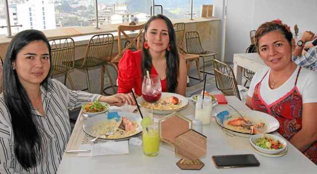 En el restaurante La Azotea, Daniela Giraldo Sandoval celebró su cumpleaños en compañía de Daniela Agudelo Osorio y Luz Prieto.