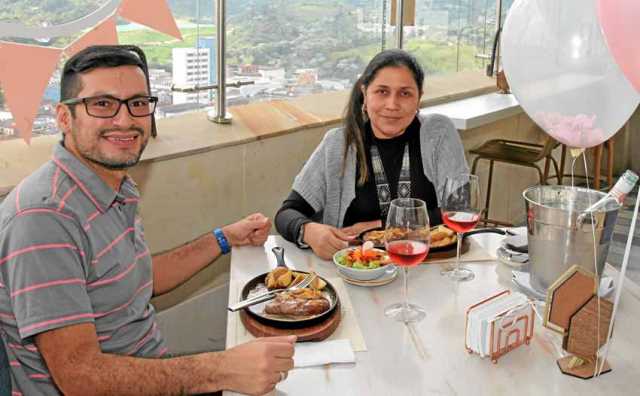 Laura Sánchez Galvis celebró su cumpleaños en compañía de Leonardo Cortes Tobón, con un almuerzo en el restaurante La Azotea.